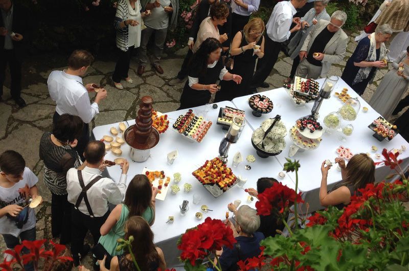 Castel Ivano Buffet nella Corte Interna con Aiuole fiorite in primavera