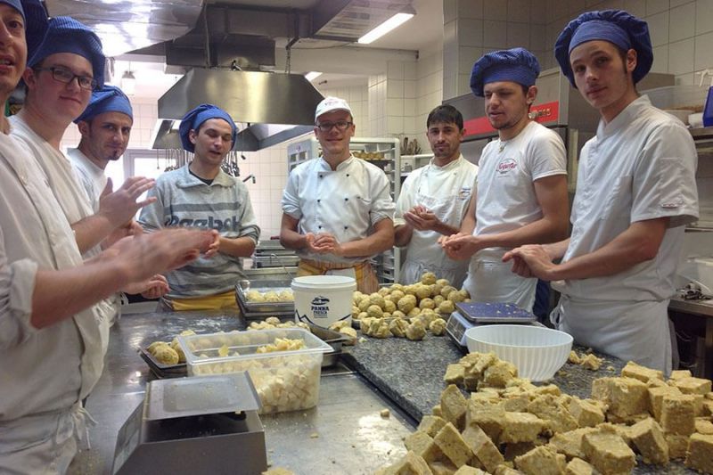 preparazione-canederli-staff