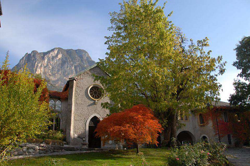 Castel Ivano Corte Esterna per buffet e pranzi con Chiesetta Consacrata